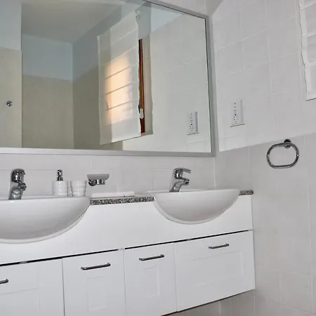 Appartamento 2 Stanze Da Letto, Due Bagni, Spazioso Terrazzo Vista Mare *